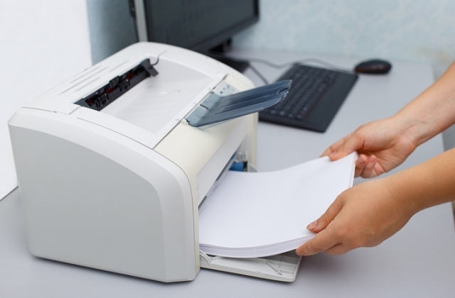 Принтер Xerox захватывает по несколько листов